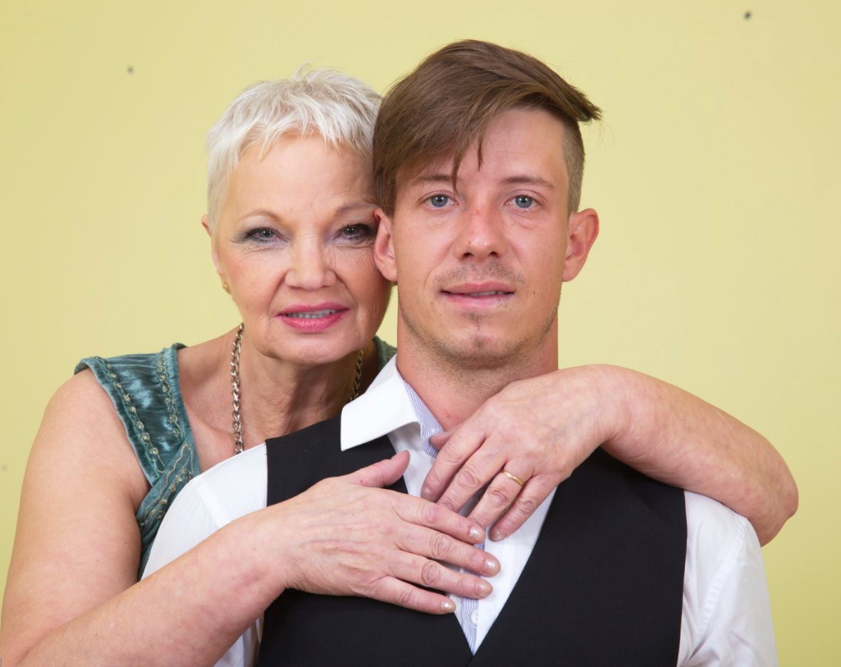 Mujer mayor, hombre joven | Prisionero en Argentina